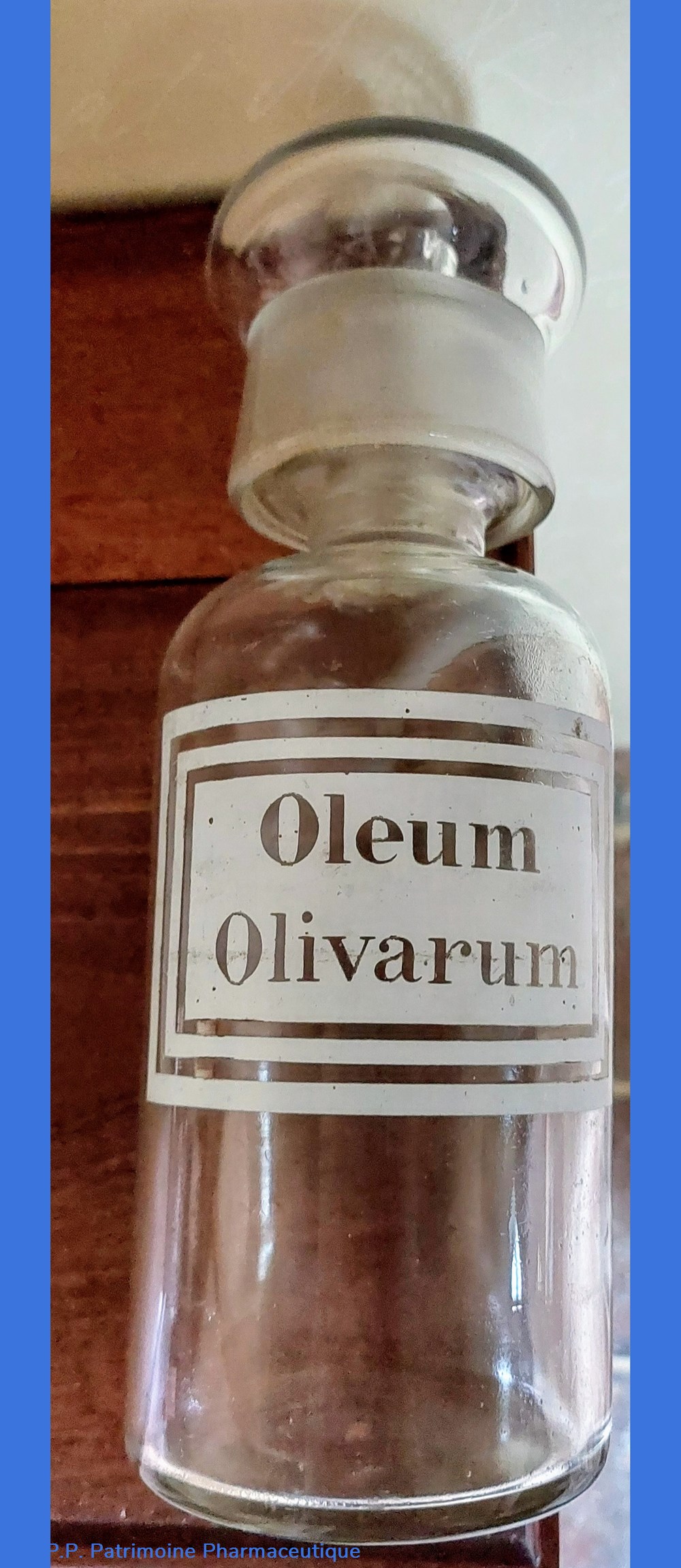 Bouteille verseuse en verre "Oleum Olivarum" 2 science pharmacie bouteille verseuse en verre oleum olivarum