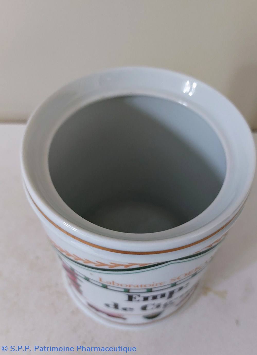 science pharmacie pot a onguent emp de cigue porcelaine