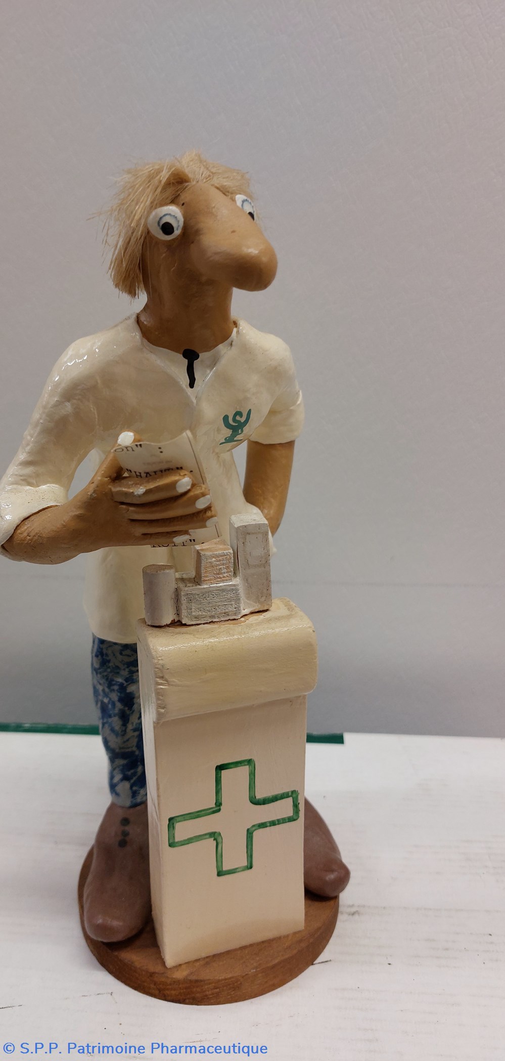 Figurine d'un pharmacien objets publicitaires figurine un pharmacien