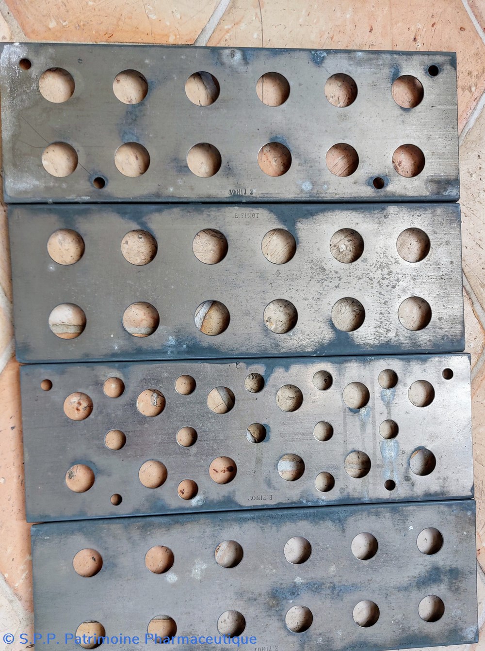 science pharmacie cachets grilles metal alveolees 27 9 5 cm