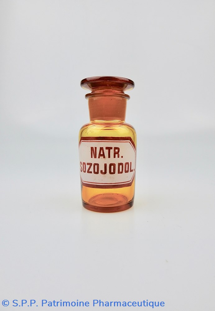 Flacon de pharmacie en verre ambré très petit modèle à étiquette blanche et rouge science flacon de pharmacie en verre ambre tres petit modele a etiquette blanche et rouge