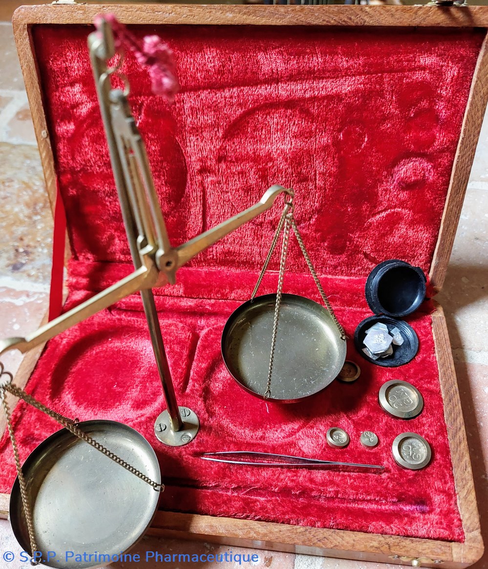 Trébuchet en laiton et ses accessoires science pharmacie trebuchet en laiton et ses accessoires
