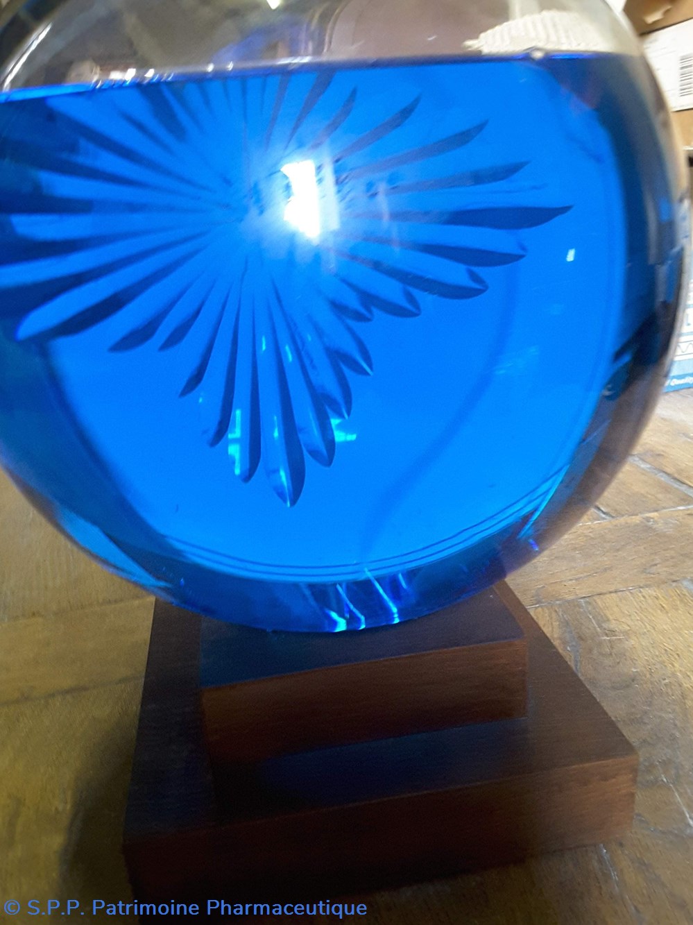 science pharmacie boule decorative en cristal bleue