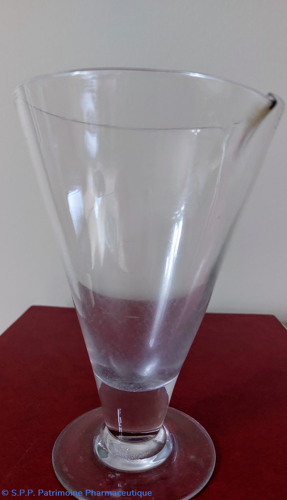 Verre évasé à bec verseur sur pied 5 science pharmacie verre evase a bec verseur sur pied