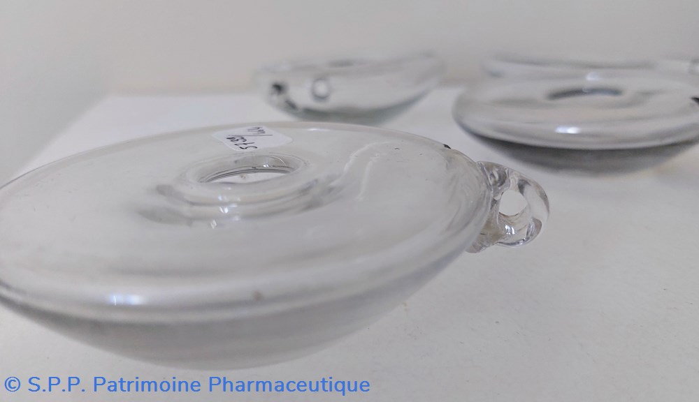 science pharmacie bouts de seins en verre