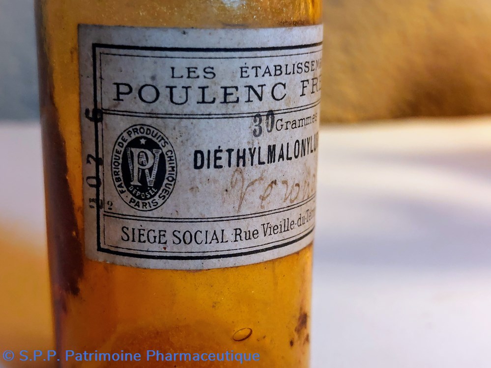Flacon 9cm " Diethylmalonylurée" R. P. 3 science pharmacie flacon 9cm diethylmalonyluree r p