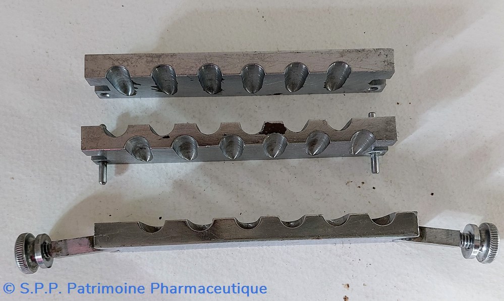 Moules à suppositoires 12 alvéoles MARISOO 3 science pharmacie moules a suppositoires 12 alveoles marisoo