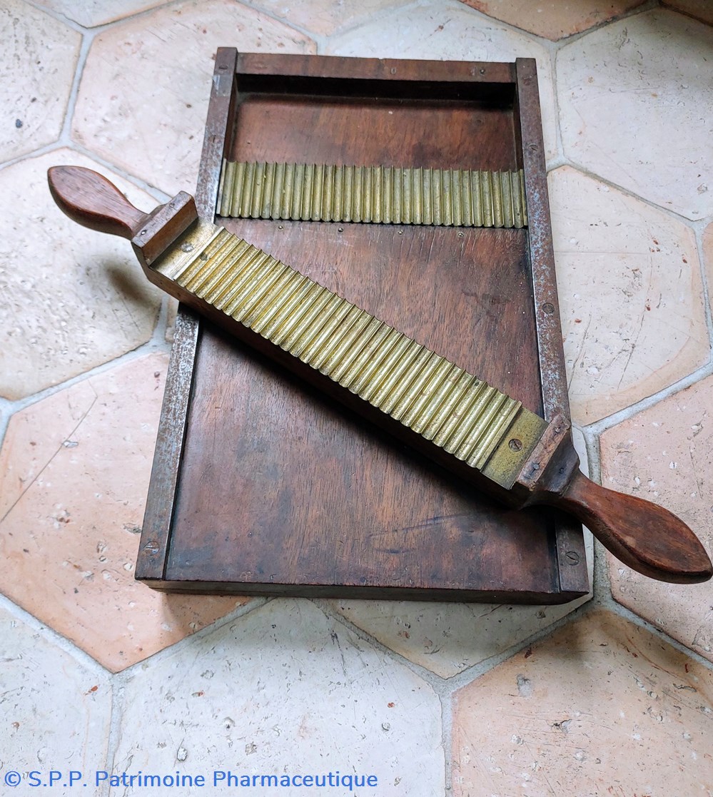 Pilulier ancien en bois et laiton 7 science pharmacie pilulier ancien en bois et laiton