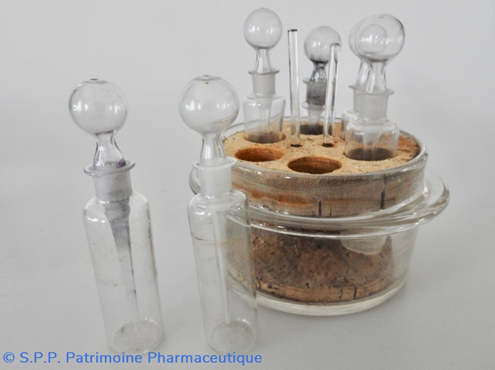 CAVE à Flacons de chimie 4 science pharmacie cave a flacons de chimie