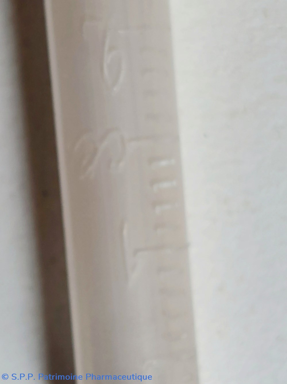 Seringue 7.5 cm dans boîtier métal alu 8cm 3 science pharmacie seringue 7 5 cm dans boitier metal alu 8cm