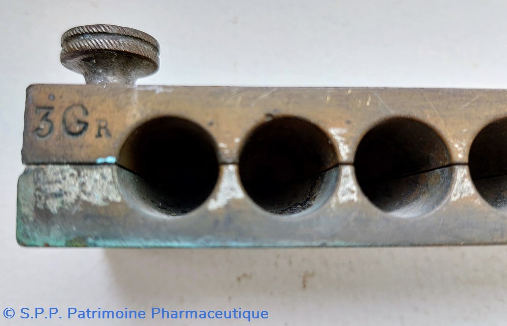 Moule en laiton 6 suppositoires 349 - 3 G 3 science pharmacie moule en laiton 6 suppositoires 349 3 g