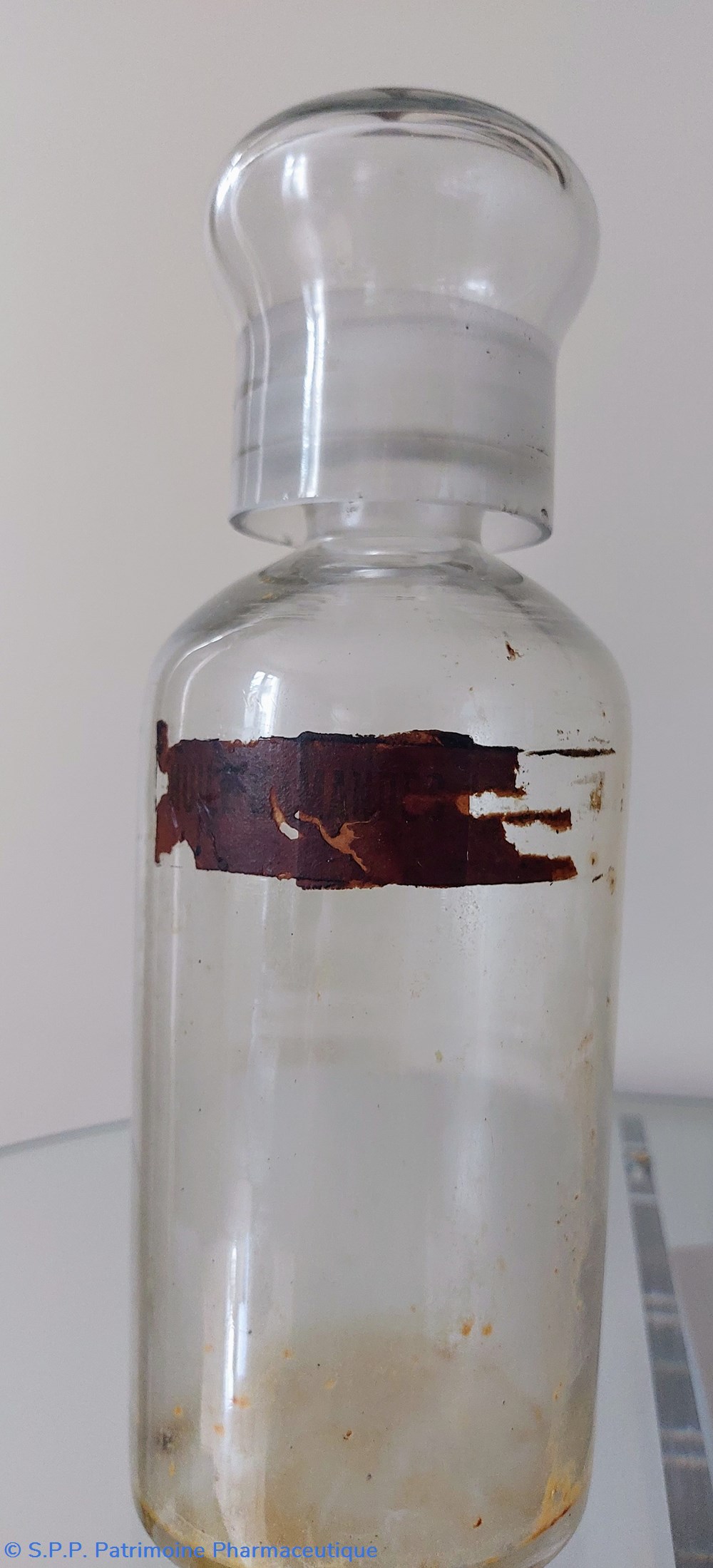 Flacon à bec verseur amovible "N4" verre incolore 2 science pharmacie flacon a bec verseur amovible n4 verre incolore