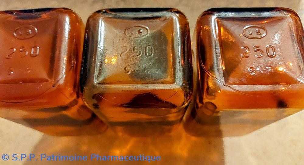 science pharmacie trio de flacons hauteur de 15 5 base carree