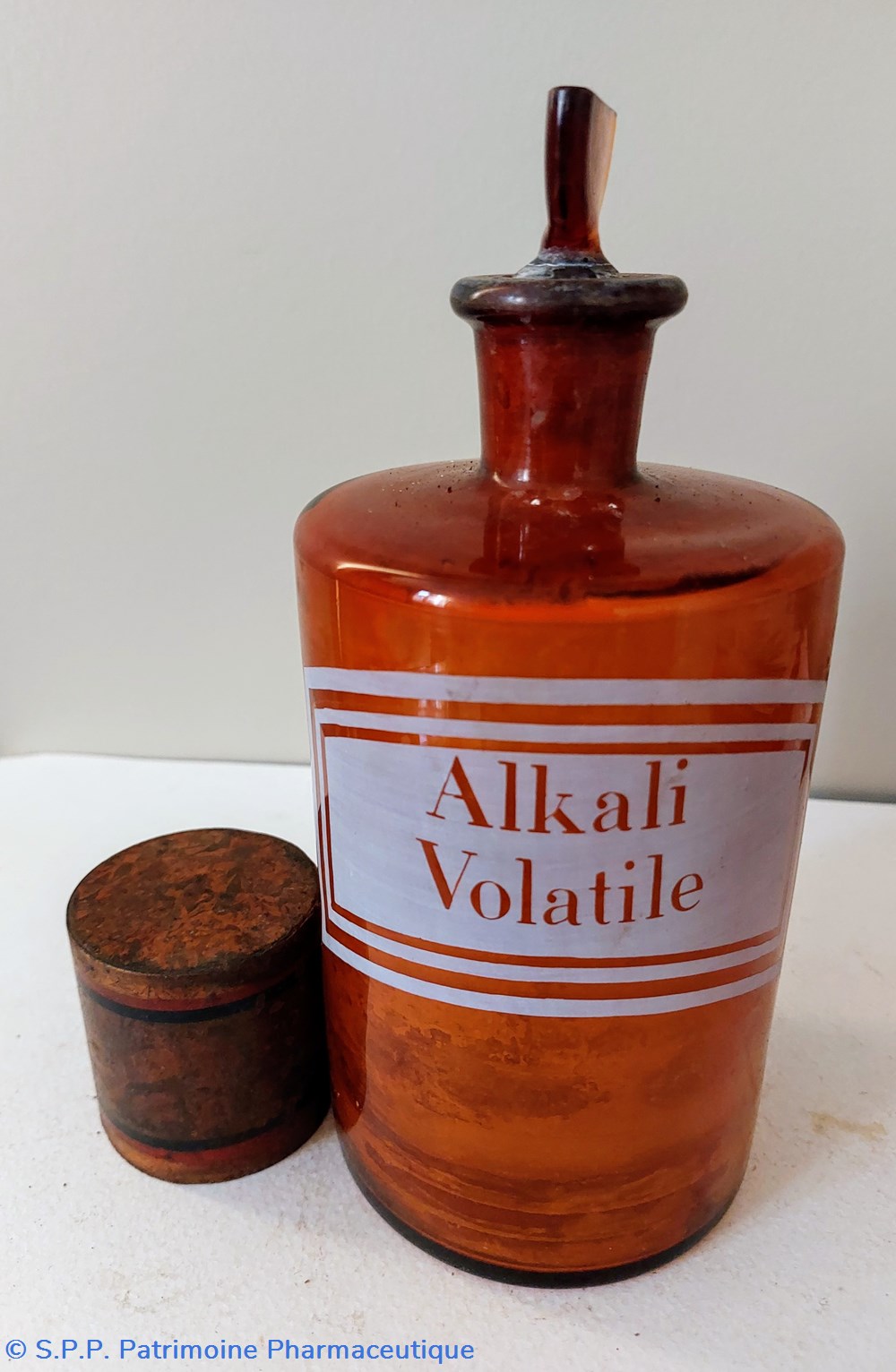 Flacon verre ambré "Alkali Volatile" 4 science pharmacie flacon verre ambre alkali volatile