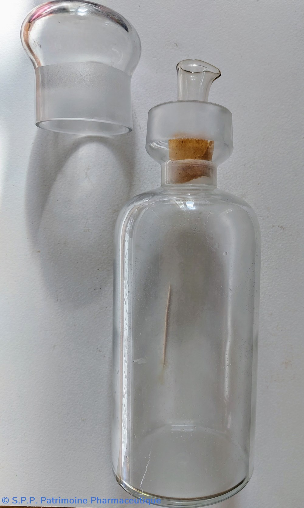 Flacon à bec verseur amovible "N1" verre incolore science pharmacie flacon a bec verseur amovible n1 verre incolore