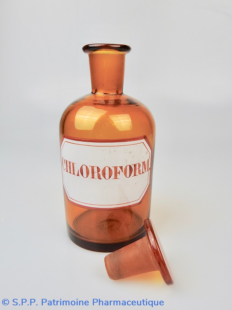 science flacon de pharmacie en verre ambre moyen modele a etiquette blanche et rouge forme bouteille