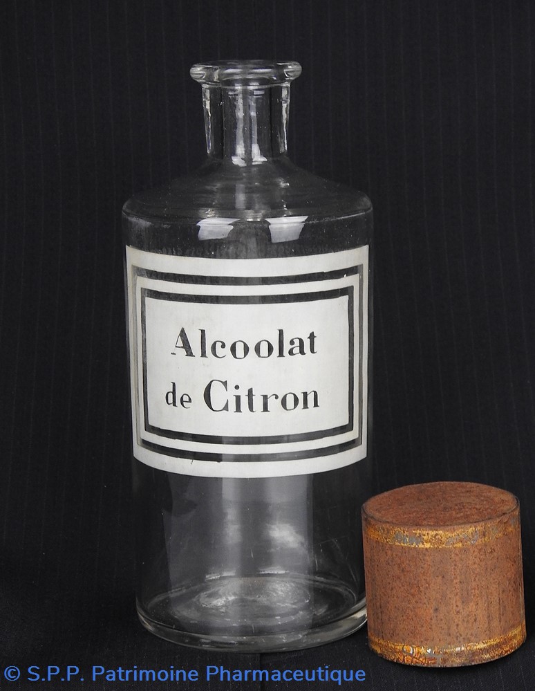 Flacon en verre petit modèle étiquette blanche Pharmacie RAVASSE 3 science flacon en verre petit modele etiquette blanche pharmacie ravasse