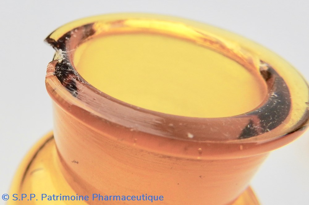 science flacon de pharmacie en verre ambre tres petit modele a etiquette blanche et touge
