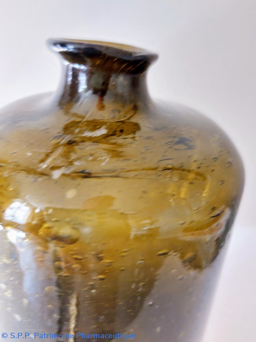 science pharmacie bouteille avec petit goulot en verre fume et bulle