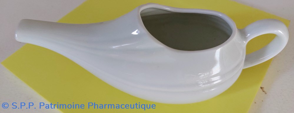 science pharmacie canard ou biberon de malade en porcelaine