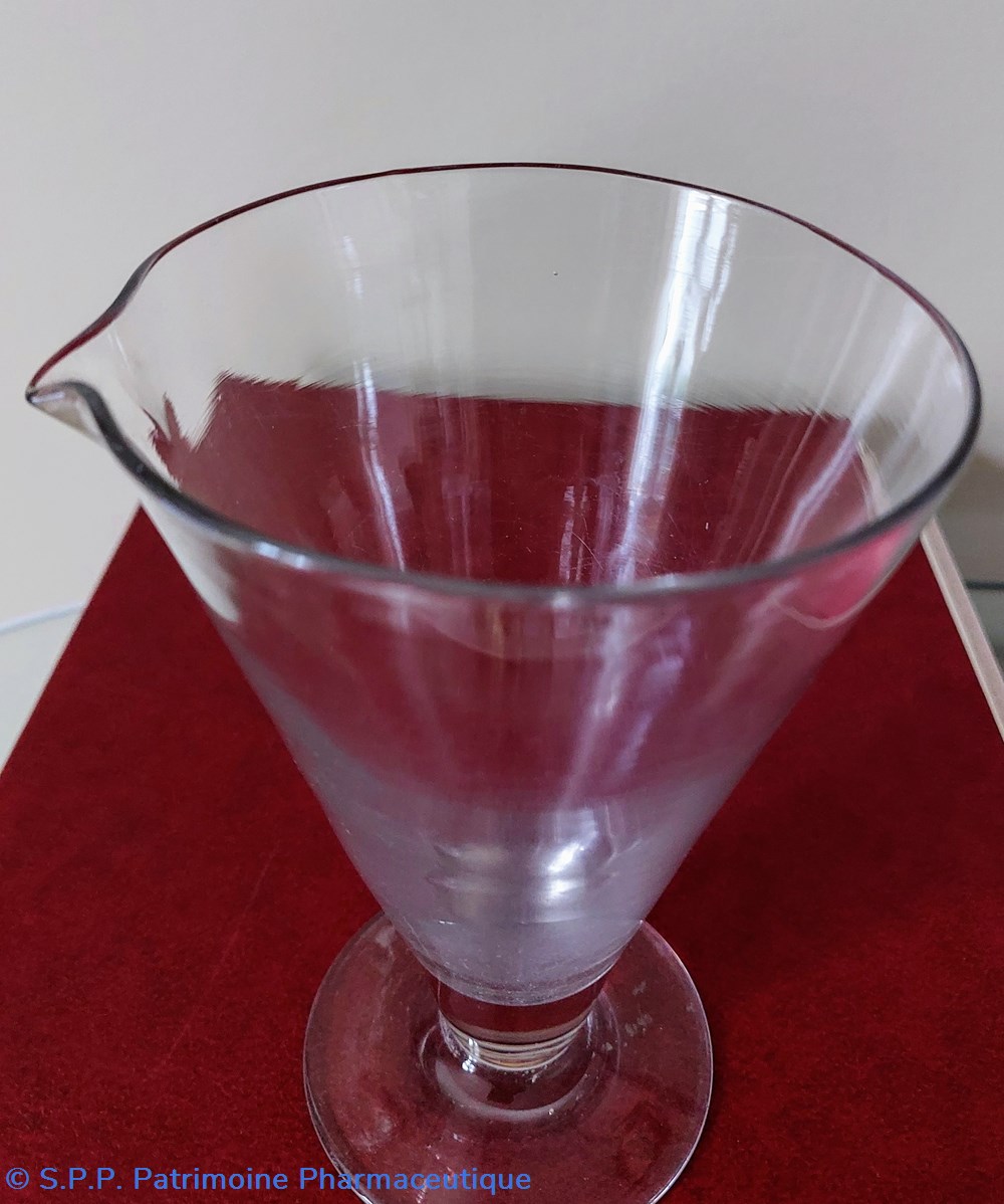 Verre évasé à bec verseur sur pied 2 science pharmacie verre evase a bec verseur sur pied