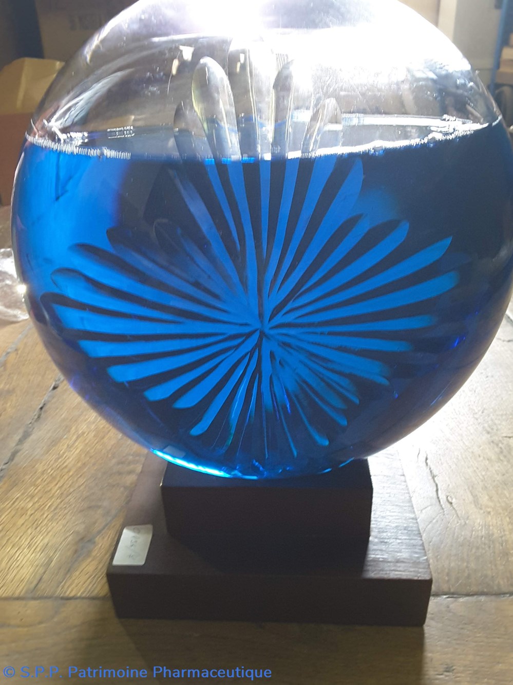 science pharmacie boule decorative en cristal bleue