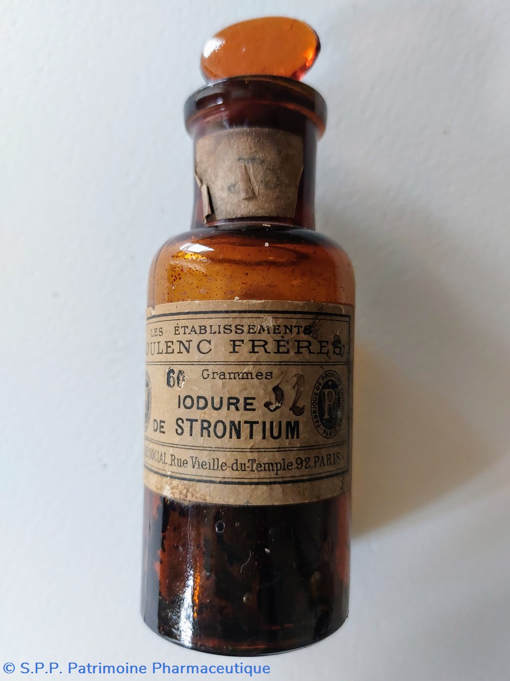 Iodure de Strontium- flacon en verre ambré avec bouchon science pharmacie iodure de strontium flacon en verre ambre avec bouchon