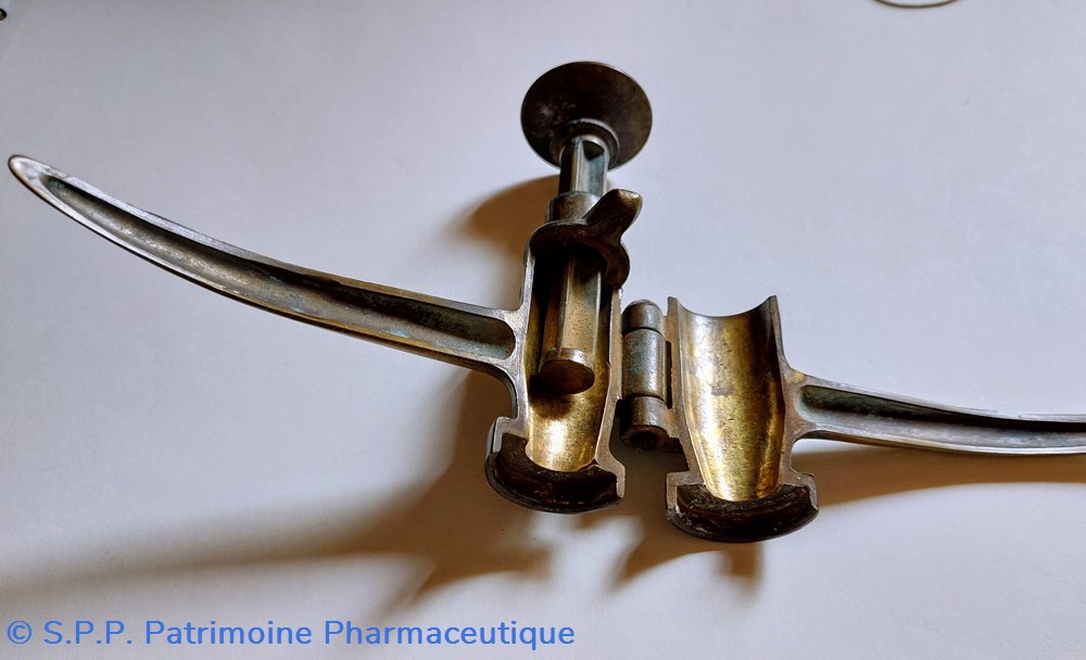 Bouchonneuse ou Bouche- bouteilles en laiton 5 science pharmacie bouchonneuse ou bouche bouteilles en laiton