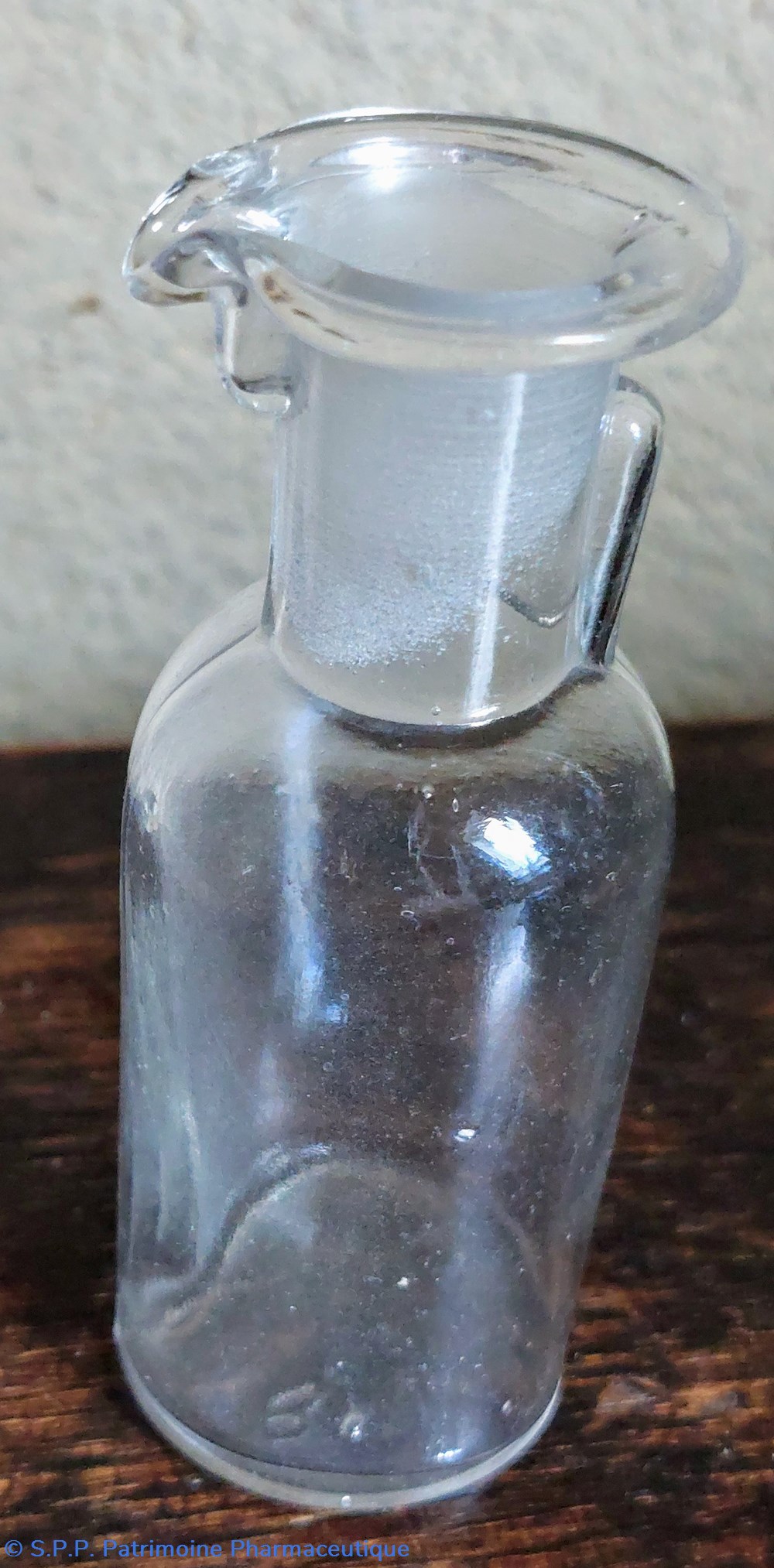 science pharmacie 8 flacon cylindrique avec un bec verseur et une anse