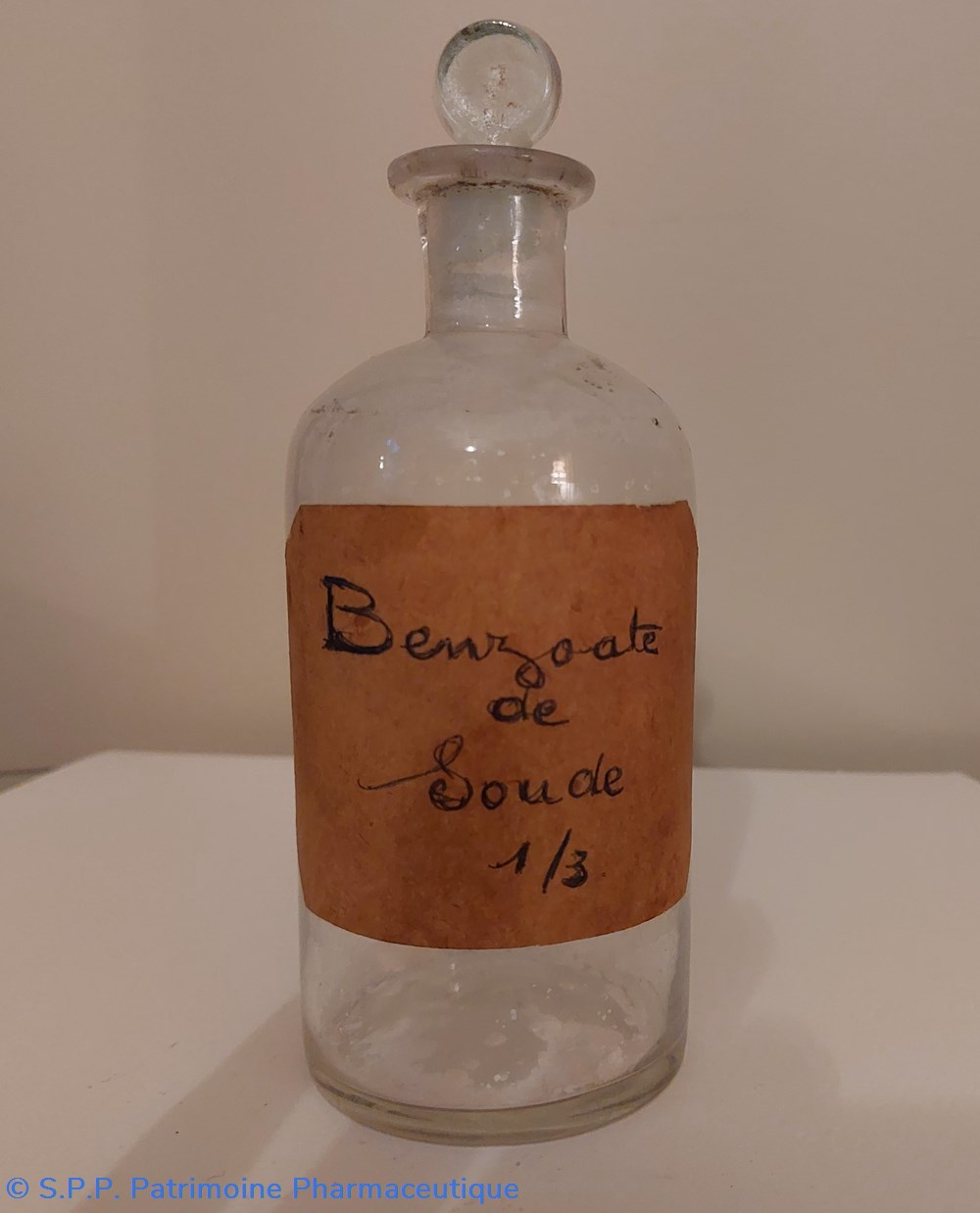 Benzoate de Soude 1/3 Flacon verre transparent science pharmacie benzoate de soude 1 3 flacon verre transparent