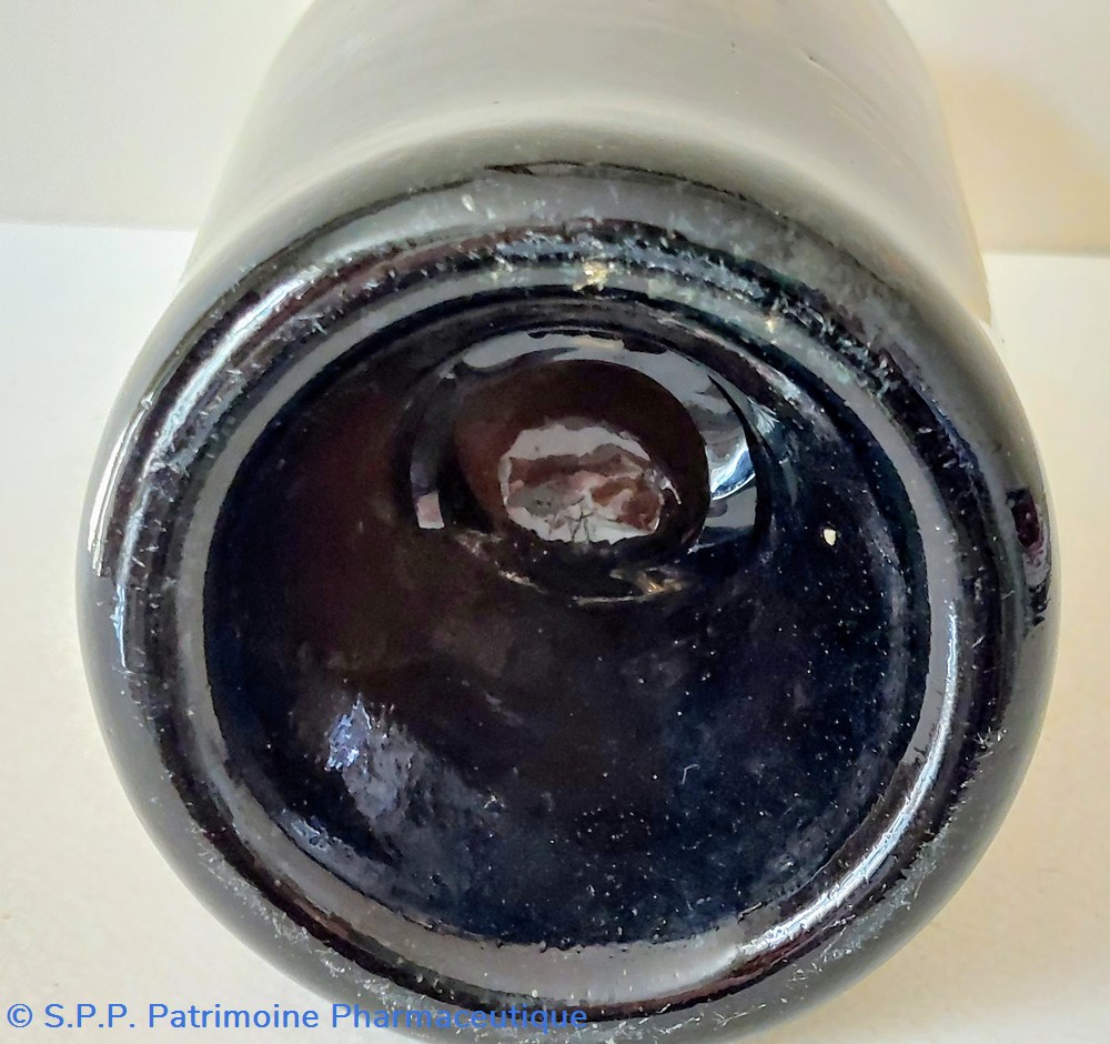 science pharmacie bouteille basse en verre fume chlorure desinfectant