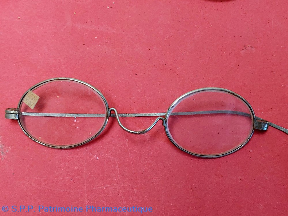 science pharmacie lunettes essais avec branches droites