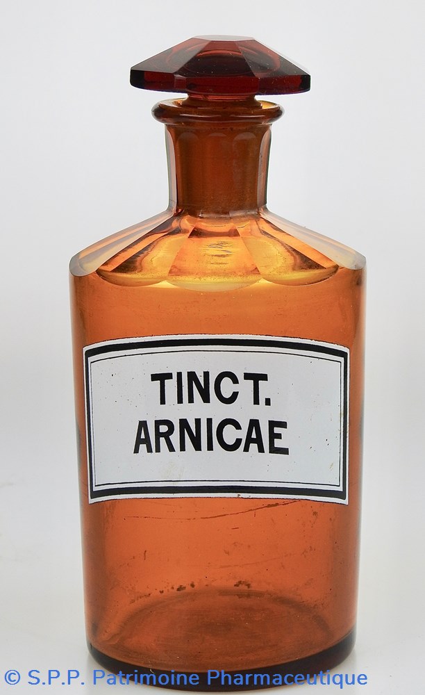 Flacon de pharmacie en verre ambré moyen modèle à étiquette blanche et noire science flacon de pharmacie en verre ambre moyen modele a etiquette blanche et noire