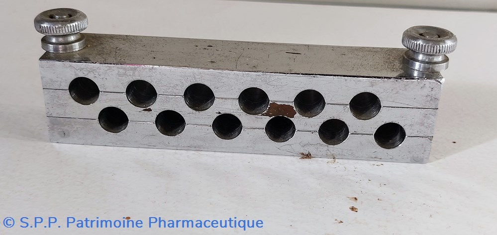 Moules à suppositoires 12 alvéoles MARISOO science pharmacie moules a suppositoires 12 alveoles marisoo