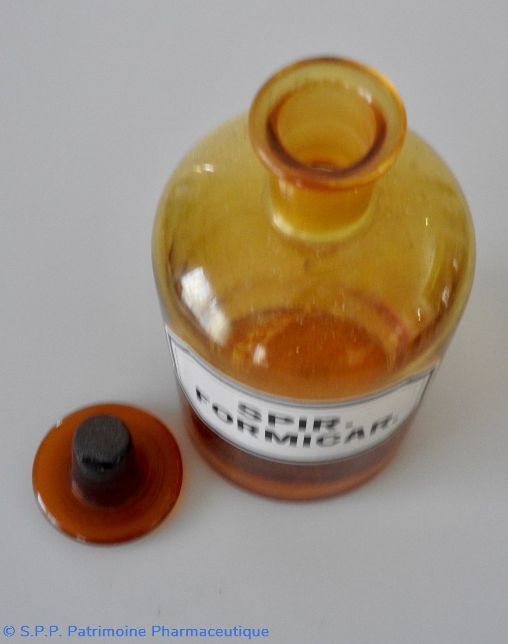 Flacon de pharmacie Moyen modèle en verre ambré avec étiquette à lettres noires sur fond blanc 3 science flacon de pharmacie moyen modele en verre ambre avec etiquette a lettres noires sur fond blanc