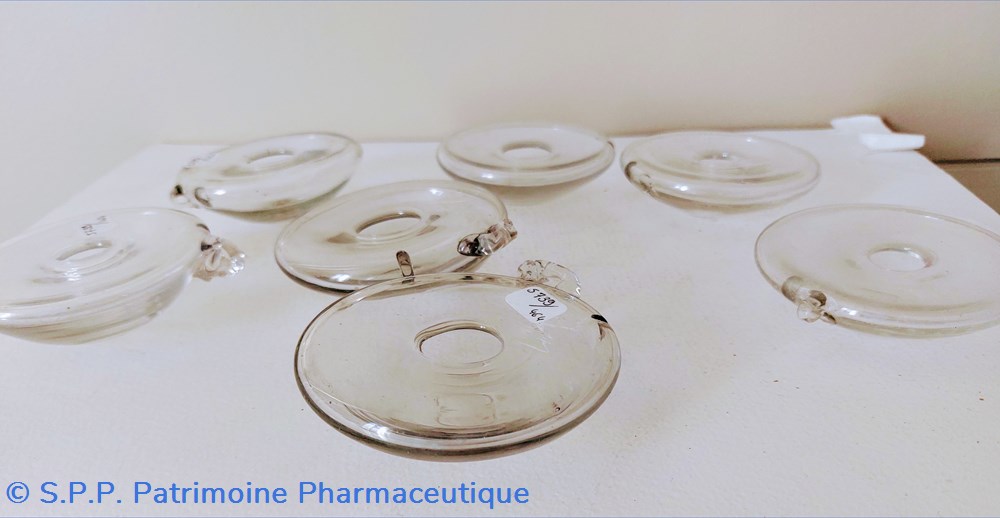 science pharmacie bouts de seins en verre