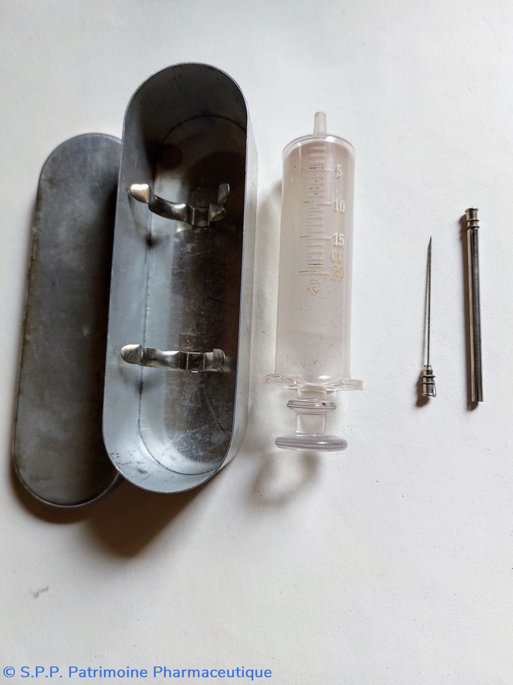 Seringue 0 à 20 Cc dans boîtier métal science pharmacie seringue 0 a 20 cc dans boitier metal