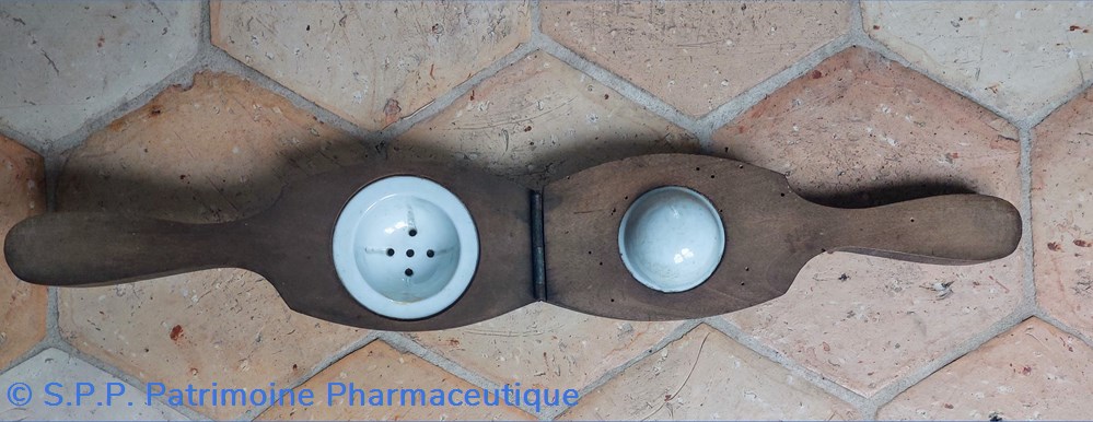 science pharmacie presse manuelle en bois et ceramique