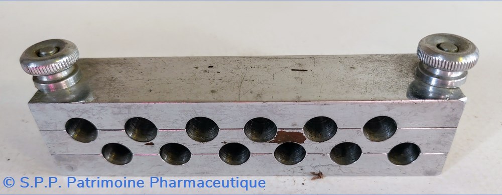 Moules à suppositoires 12 alvéoles MARISOO 6 science pharmacie moules a suppositoires 12 alveoles marisoo