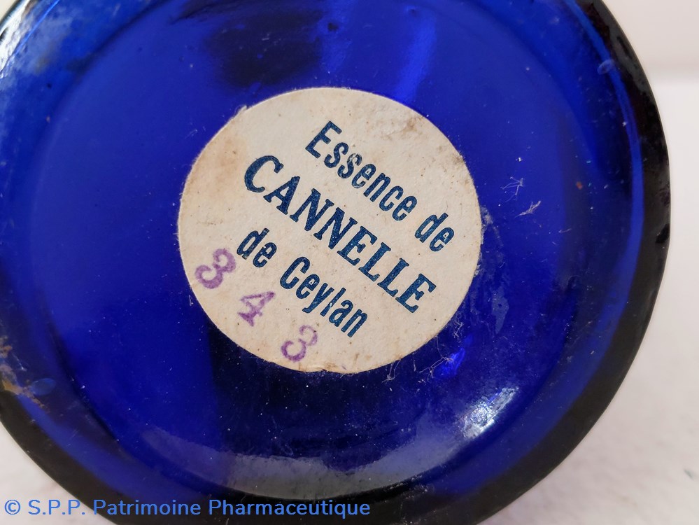 science pharmacie bleu petite bouteille bleue 125 grs essence de cannelle