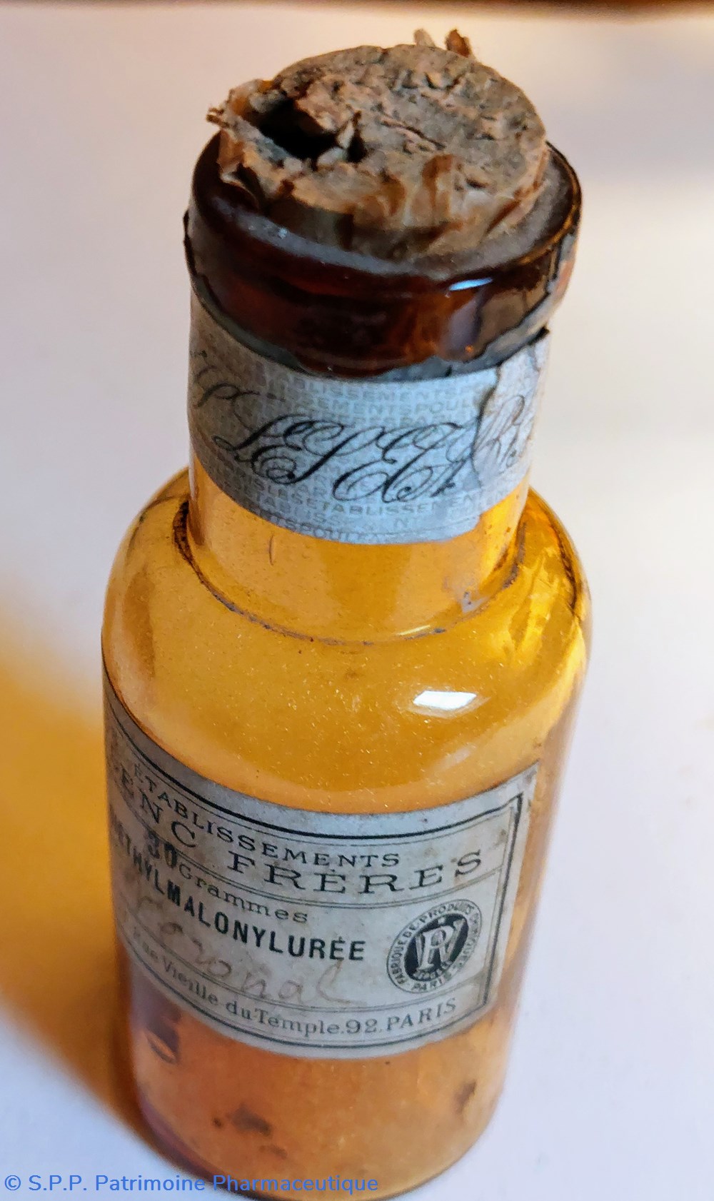 Flacon 9cm " Diethylmalonylurée" R. P. 5 science pharmacie flacon 9cm diethylmalonyluree r p