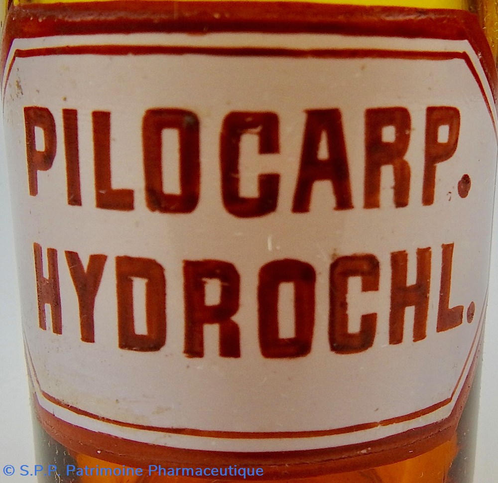 science flacon de pharmacie en verre ambre tres petit modele a etiquette blanche et rouge