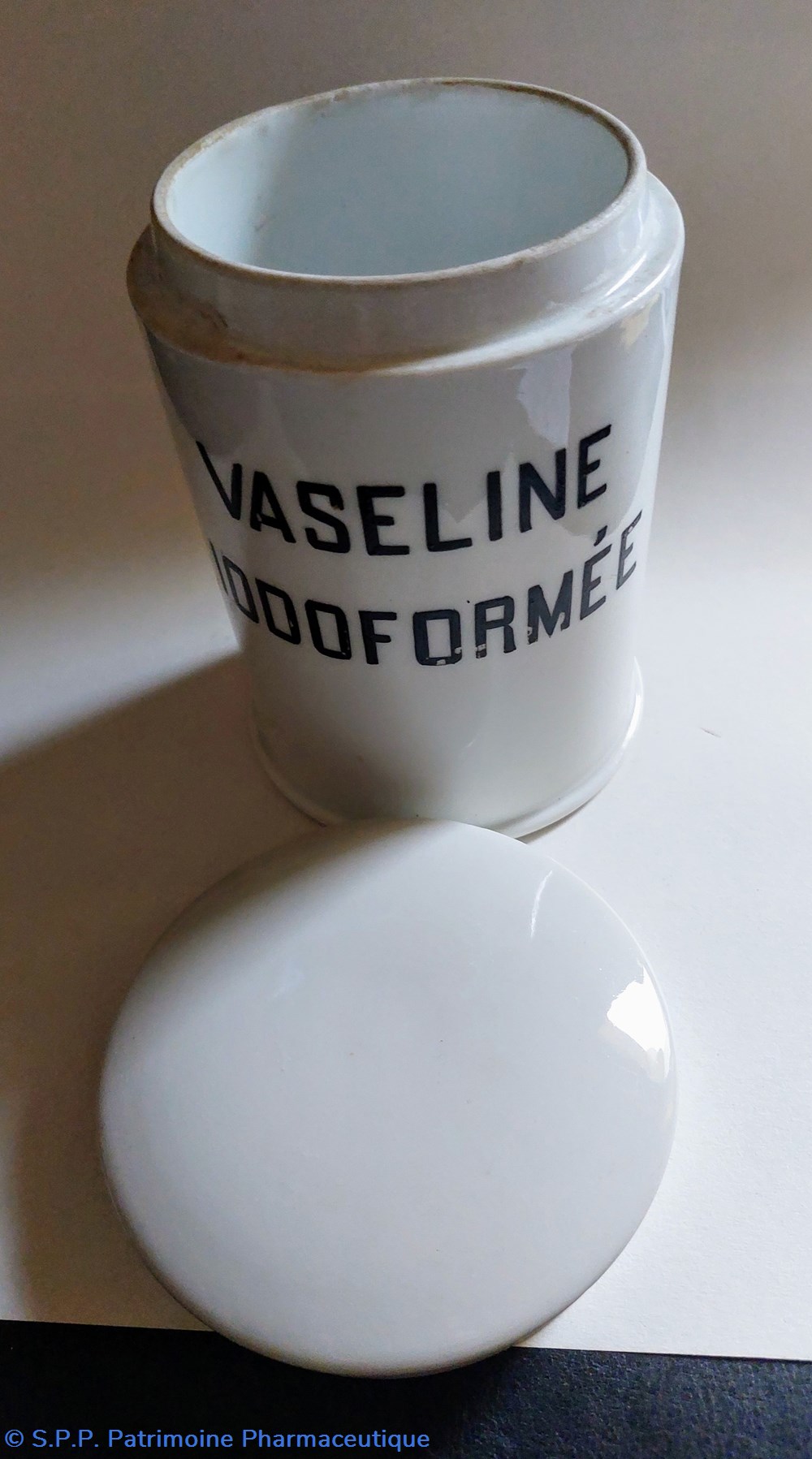 Vaseline Iodoformée - Pot de Pharmacie 2 science vaseline iodoformee pot de pharmacie