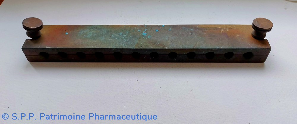 Moule en laiton 12 suppositoires 8 mm science pharmacie moule en laiton 12 suppositoires 8 mm