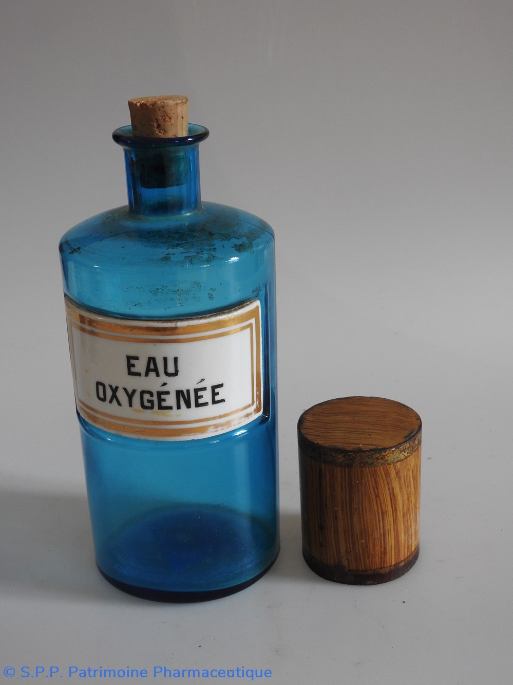 EAU OXYGÉNÉE flacon G.M. 2 science pharmacie eau oxygenee flacon g m