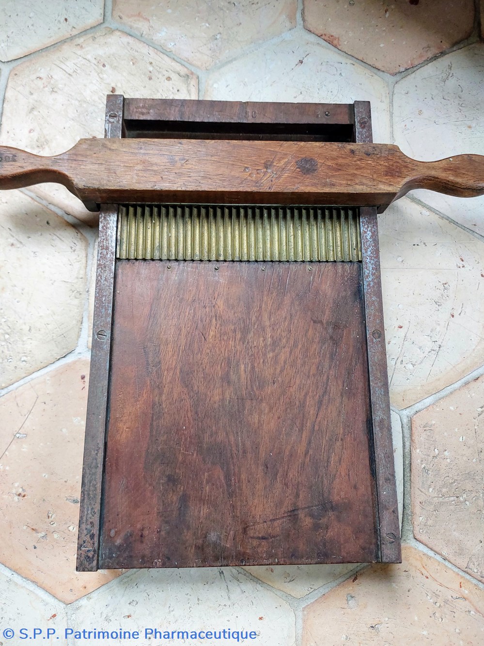 Pilulier ancien en bois et laiton science pharmacie pilulier ancien en bois et laiton