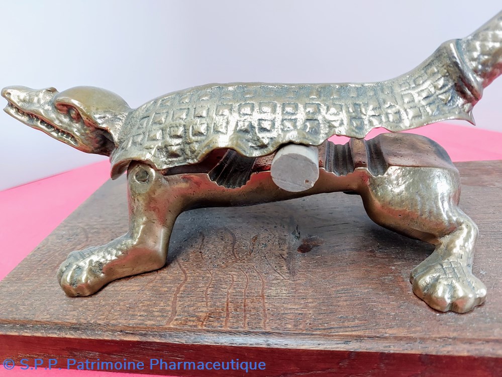 science pharmacie mache bouchons sur socle crocodile en bronze