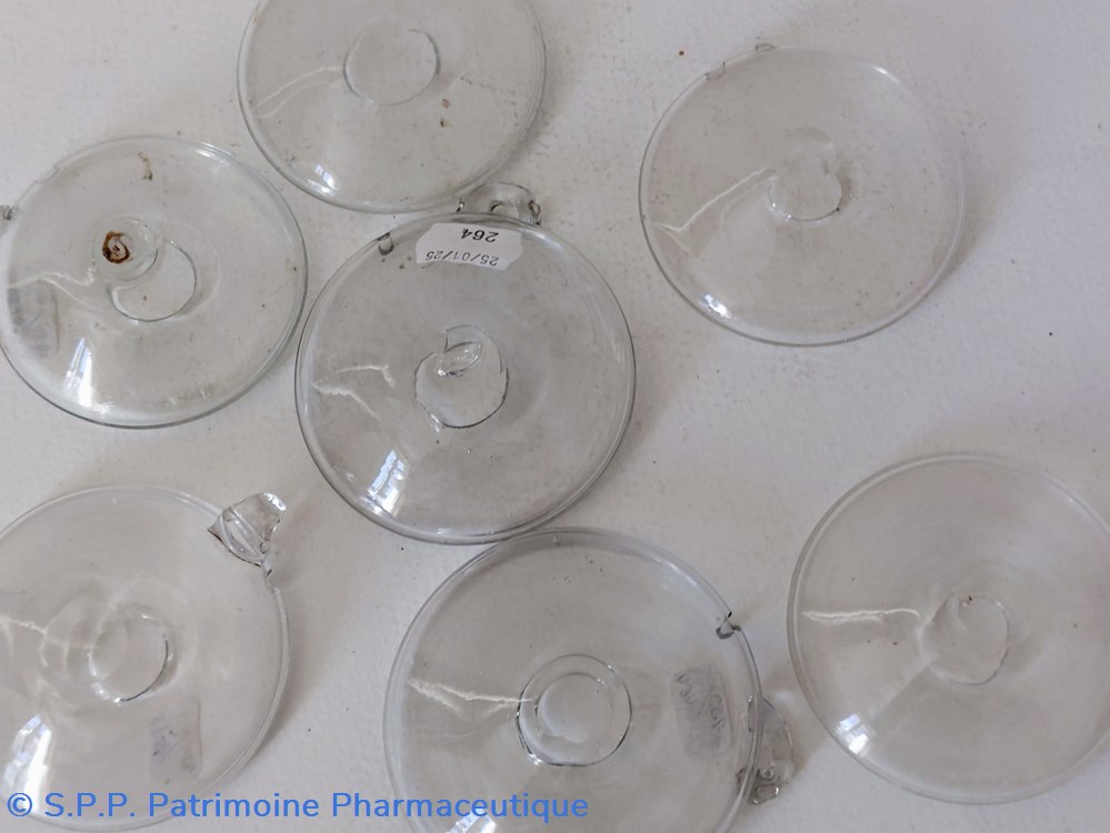 science pharmacie bouts de seins en verre