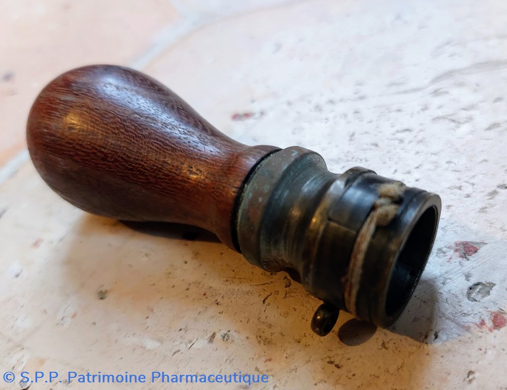 science pharmacie cacheteur bois et laiton