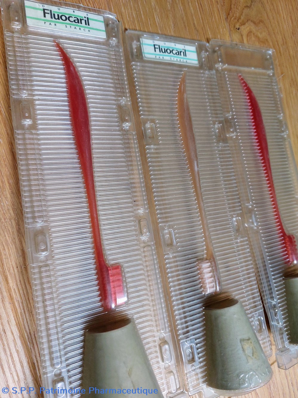 FLUOCARIL Brosses à dents avec support 2 science pharmacie fluocaril brosses a dents avec support